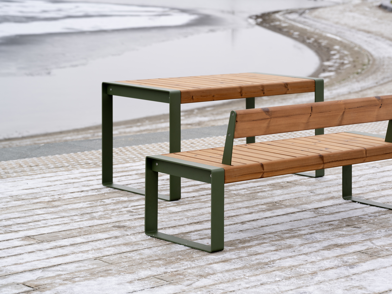 Foto av en benk og et bord utendørs.