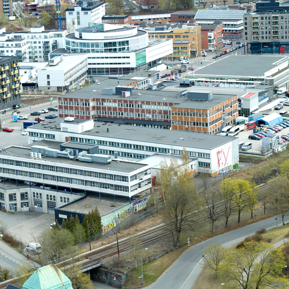 Et flyfoto av NRKs nye tomt på Ensjø. NRK er godt fornøyd med valg av tomt til nytt hovedkontor. Her er det både god utsikt og enkle grunnforhold. – Det må graves og sprenges litt, men det er ganske forutsigbart, sier prosjektdirektør i NRK Jon Espen Lohne.