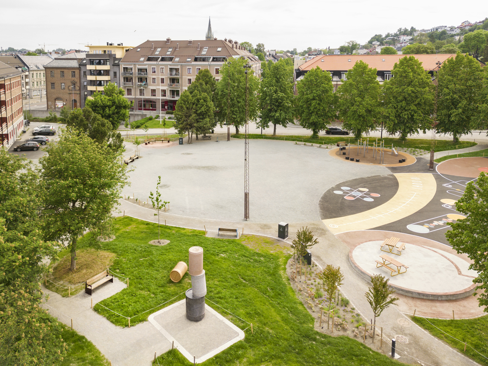 Oversikts foto av Buranbanen aktivitetspark, med rund grusbane og flere andre runde soner. 