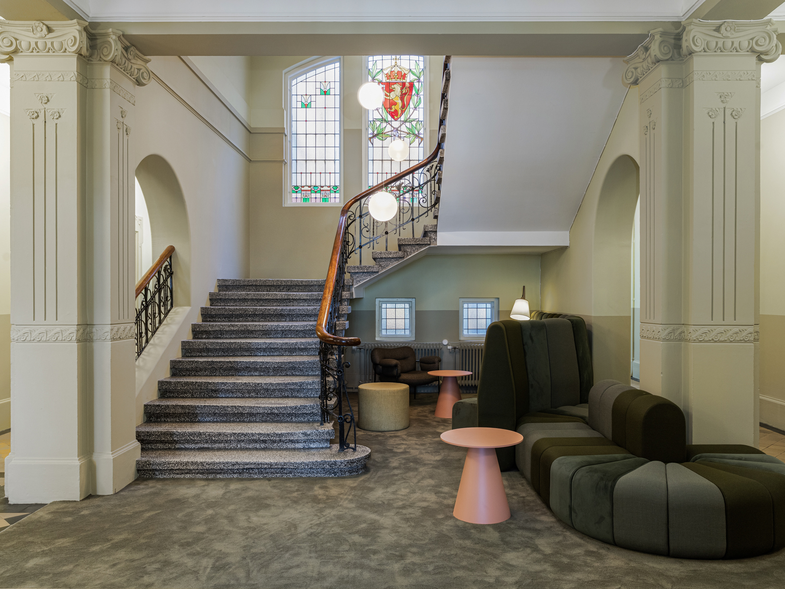 Interiør foto av trapperom med sittegrupper ved siden av trapp.