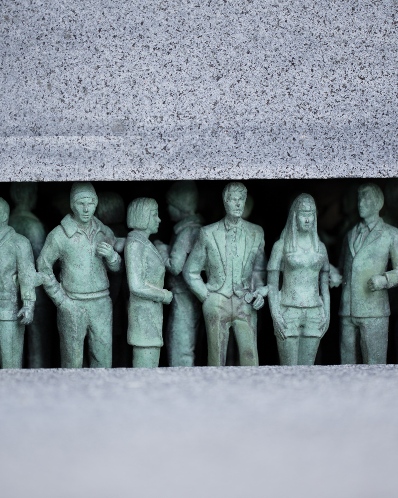 Nærbilde av grønne små figurer laget av kunstneren Do Ho Suh i det nye regjeringskvartalet