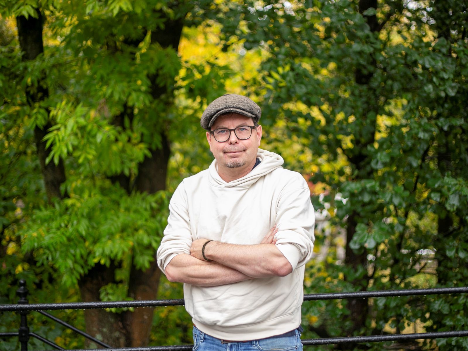 Foto av Jan Bernigeroth med armene i kors utendørs med grønne trær i bakgrunnen. 