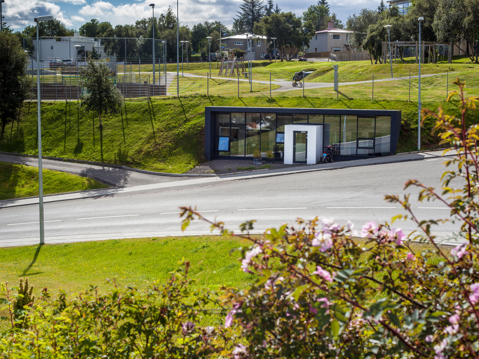 Foto av nedgravd potetkjeller med moderne inngangsparti.