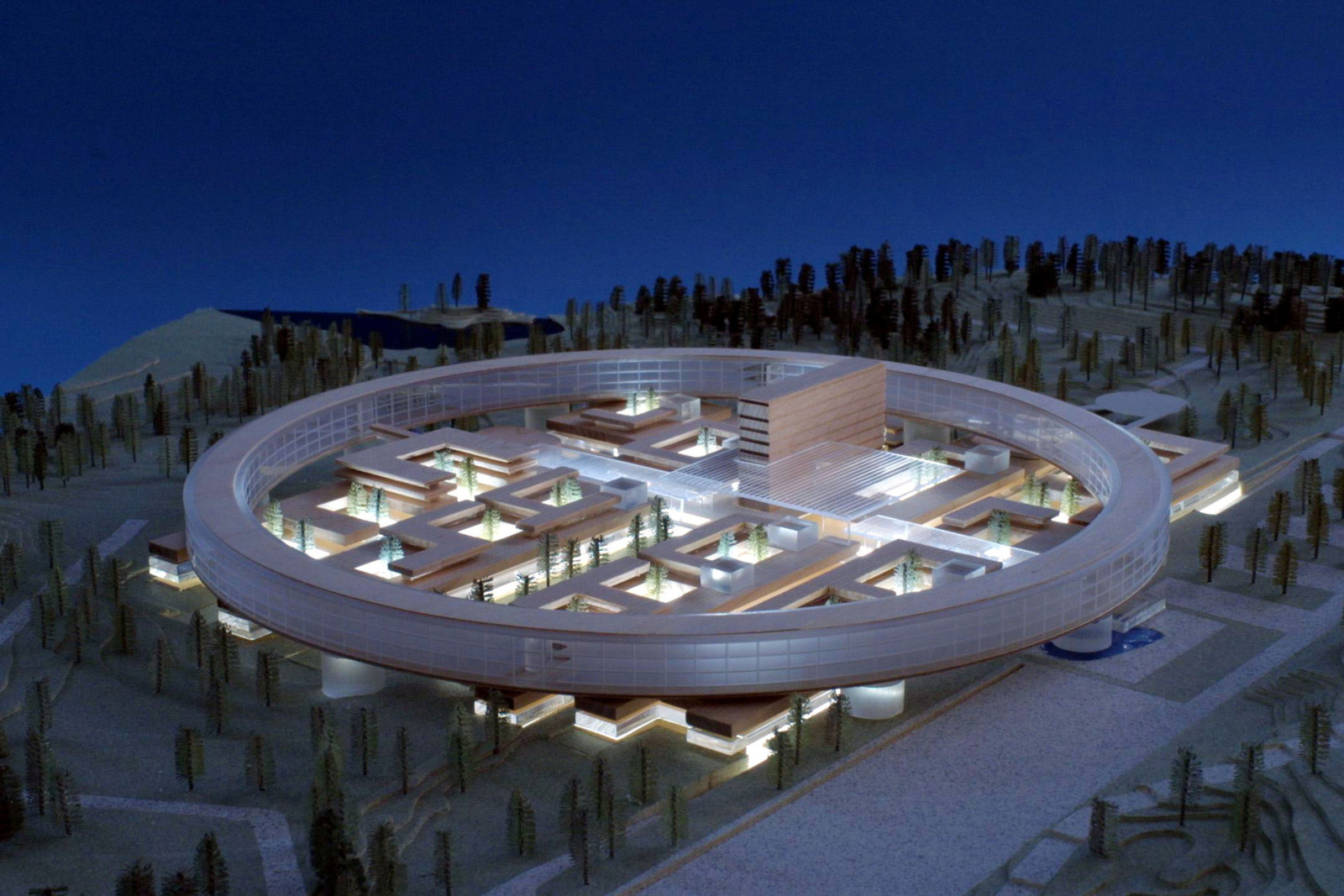 Foto av arkitektur modell av konkurranseforslag av nytt Østfoldsykehus.