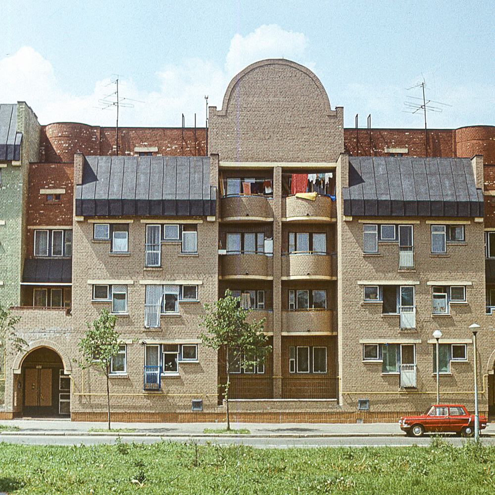 Bilde av eldre sosialt boligprosjekt i den historiske bydelen Podil i Kyiv i 1988.