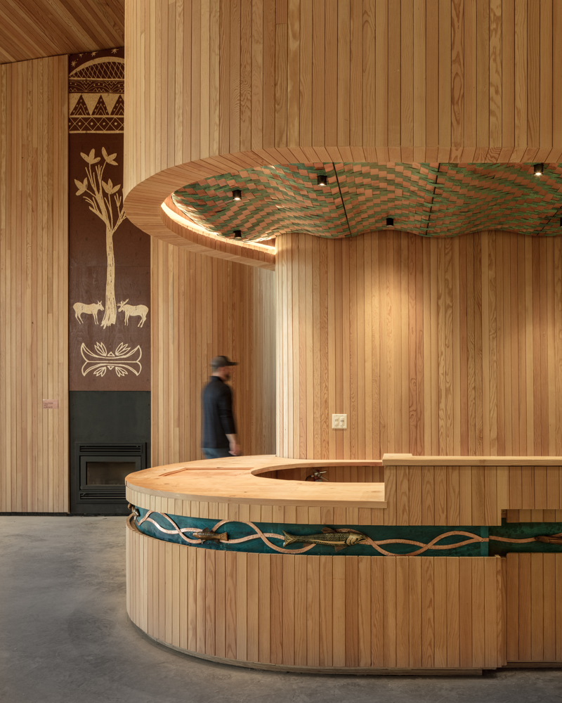 Interiør foto av et rom i Tekαkαpimək Contact Station med avrundet skranke i treverk.