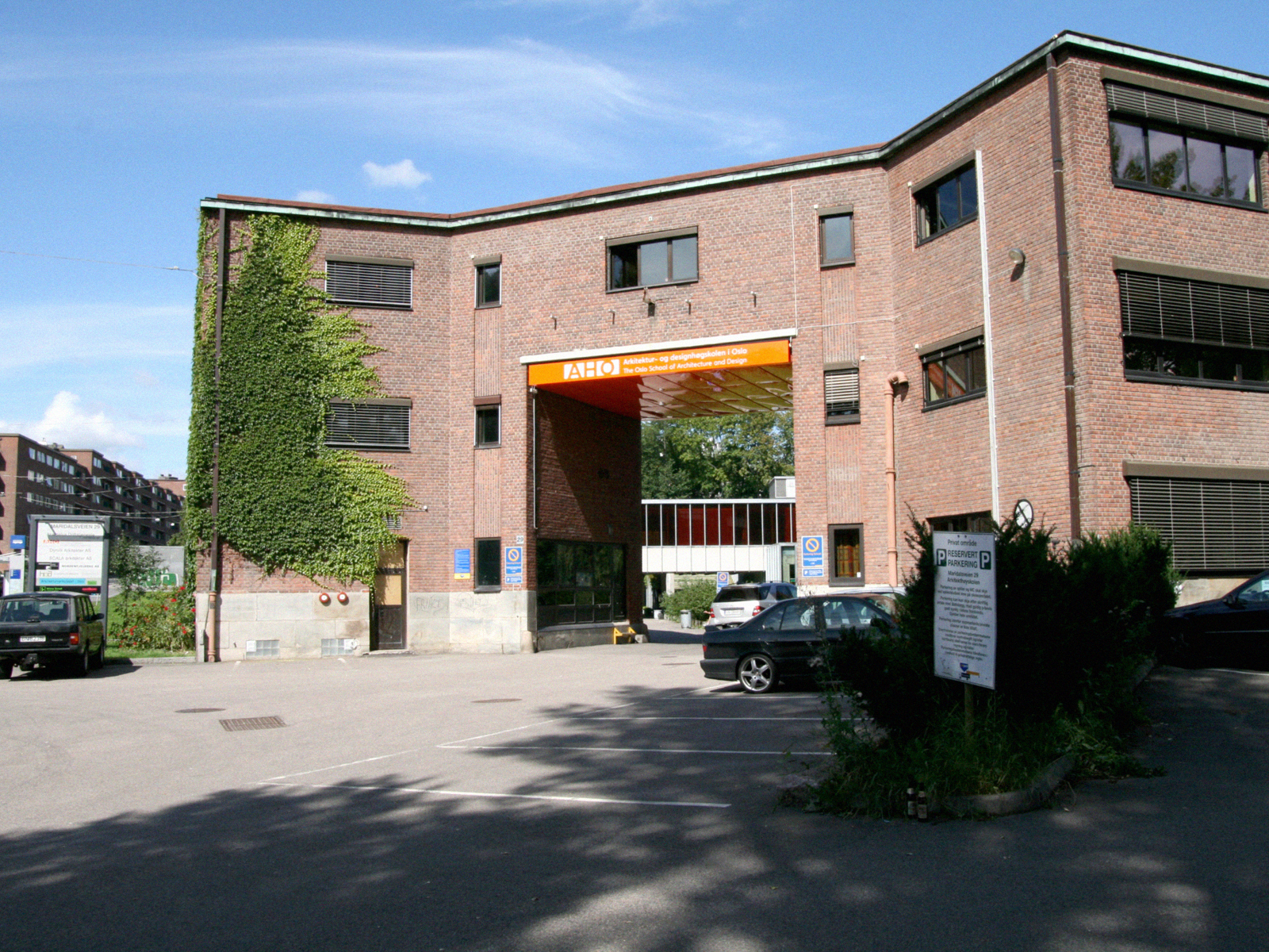 Fra parkeringsplassen til Arkitektur- og designhøgskolen i Oslo.