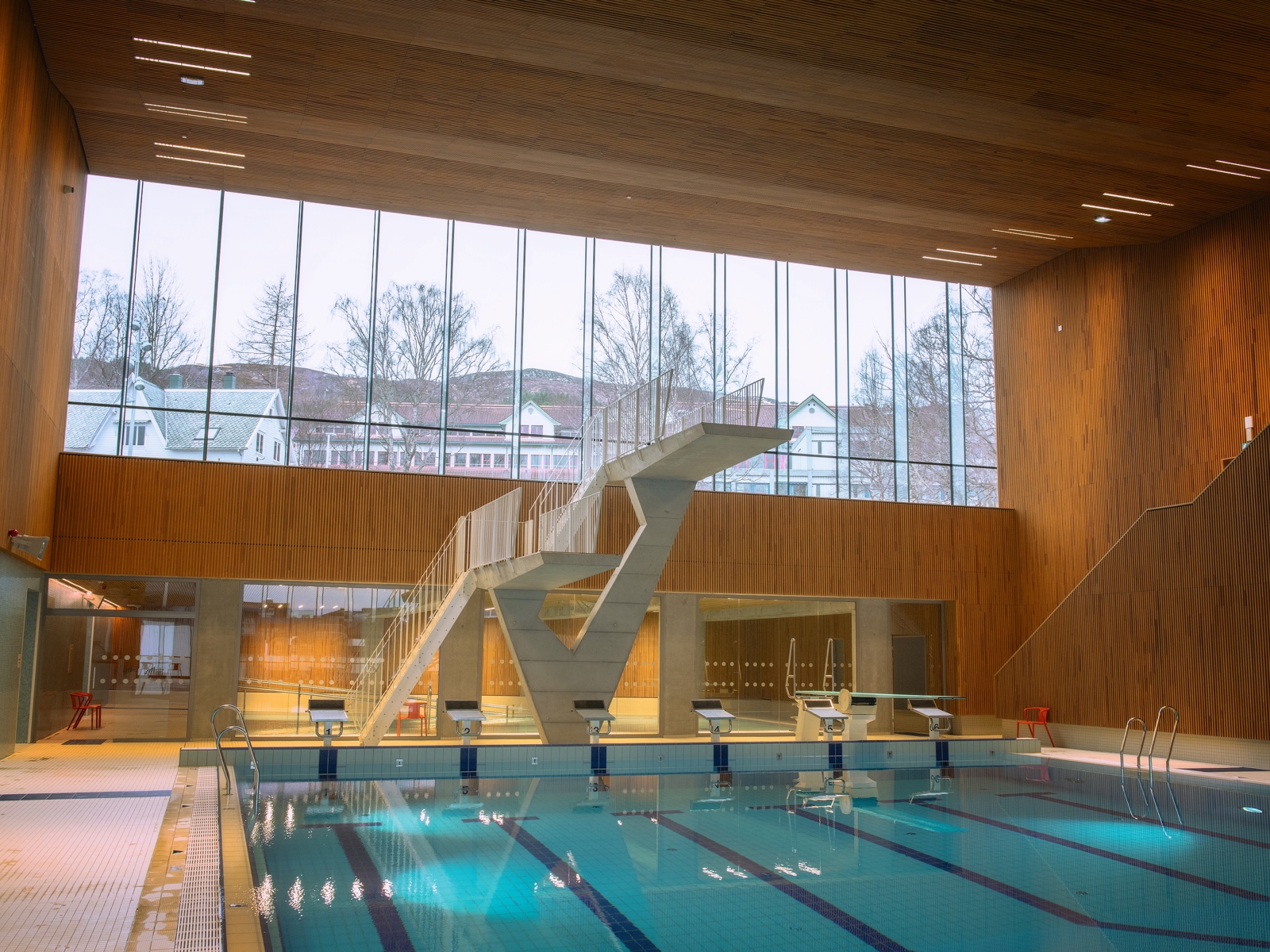 Interiør, svømmehall og stupetårn. Foto.