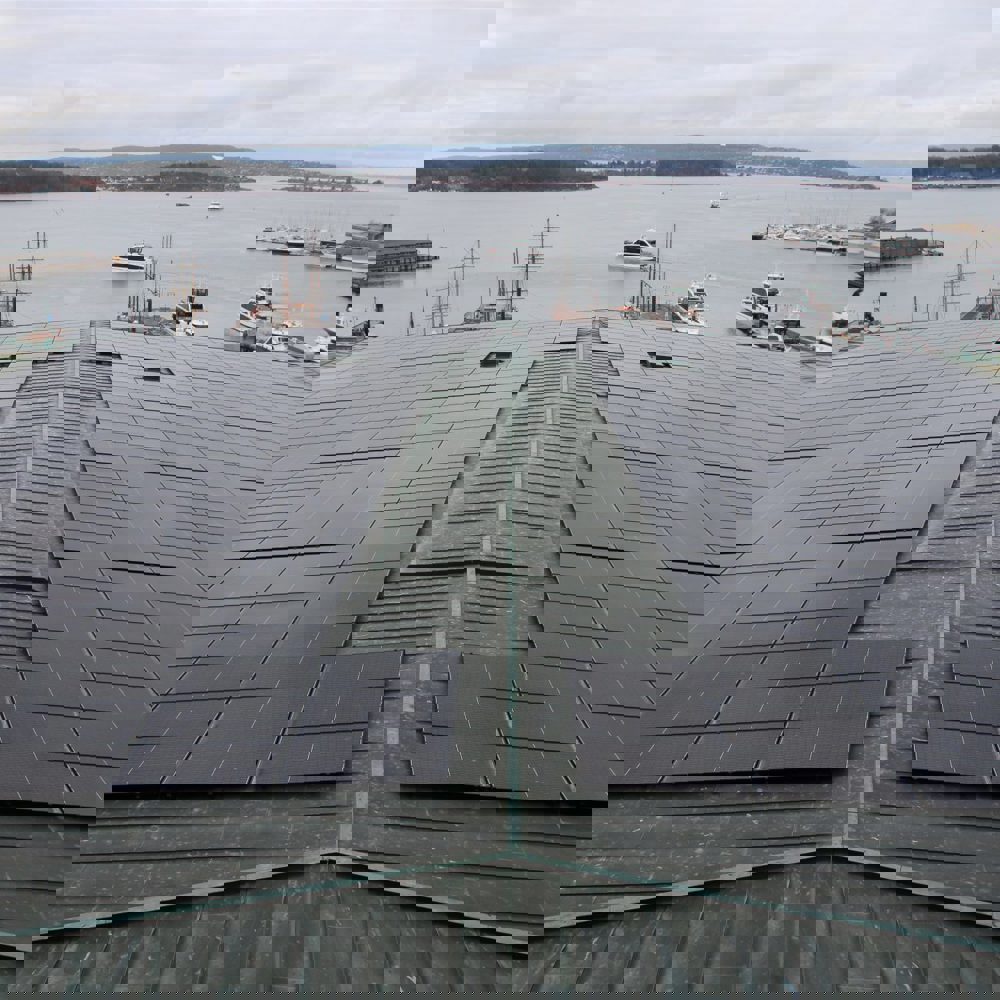 Taket på Oslo rådhus, med solcelleanlegg. Foto.