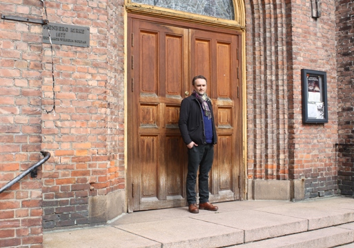 Arkitekt Stian Schjelderup foran inngangen til Sofienberg kirke i Oslo. Foto.
