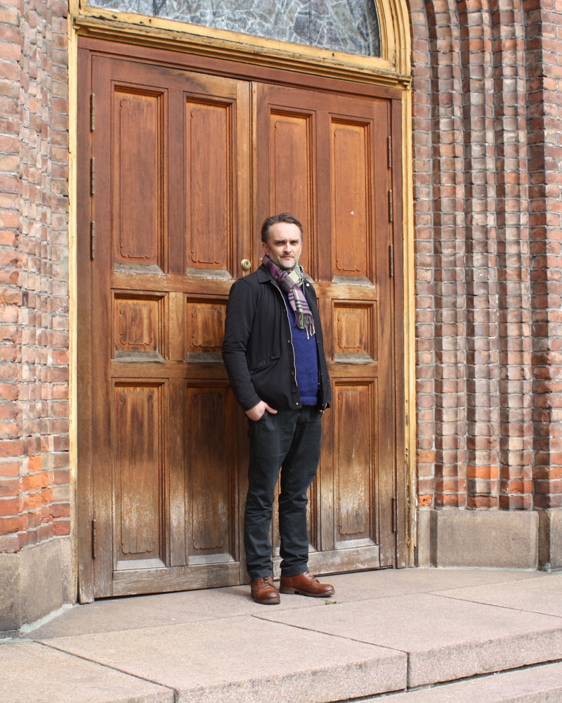 Arkitekt Stian Schjelderup foran inngangen til Sofienberg kirke i Oslo. Foto.