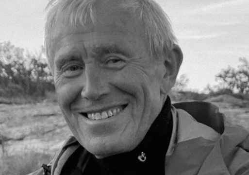 Portrett foto av Ole Fredrik Stoveland ute i naturen.