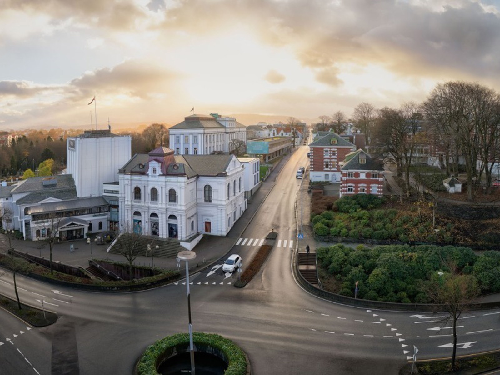 Foto av en rundkjørsel og store gamle villaer