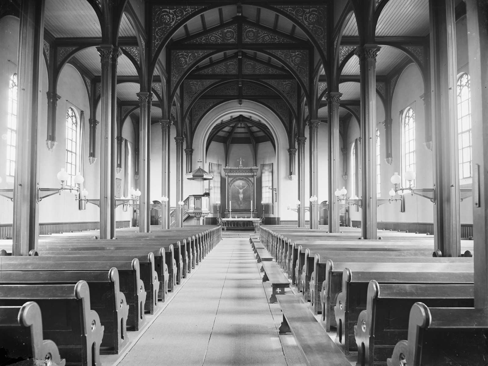 Sofienberg kirke innvending på slutten av 1800-tallet. Sort-hvitt-foto.