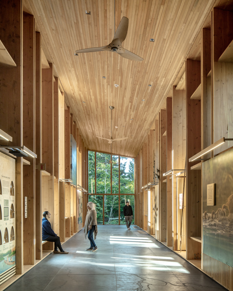 Interiør foto av et rom i Tekαkαpimək Contact Station med utstilling på veggene og et stort vindu i enden av rommet. 