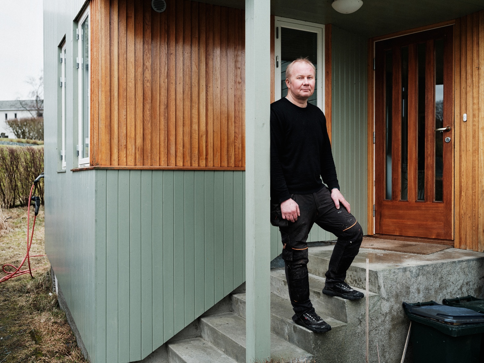 Foto av Ole Martin Støwer utenfor et grønt hus.