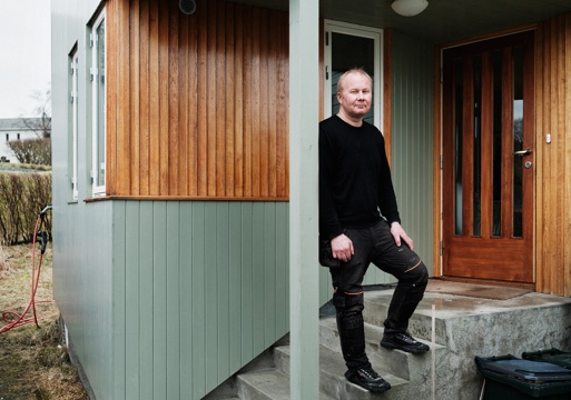 Foto av Ole Martin Støwer utenfor et grønt hus.