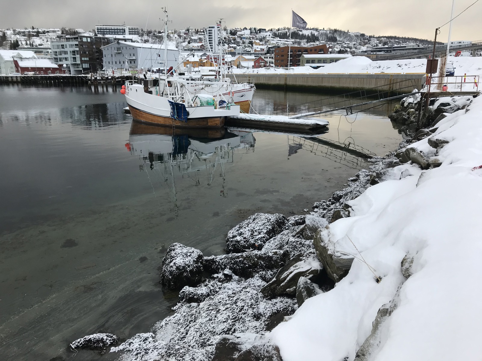 Foto av kaikanten i Tromsø på vinteren.